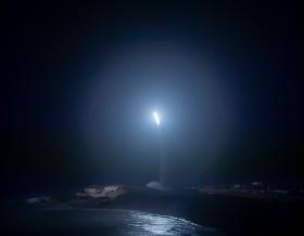 中程弹道导弹目标:一种先进的中程弹道导弹目标，从太平洋导弹靶场发射, Kauai, Hawaii, as part of the U.S. 导弹防御局的飞行测试宙斯盾武器系统-32 (FTM-32), held on March 28, 2024年与美国合作举办.S. Navy. (图片/发布)
