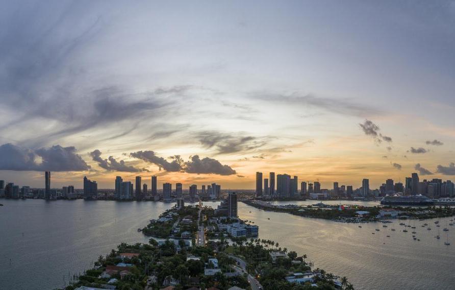 迈阿密的日落，从威尼斯群岛鸟瞰